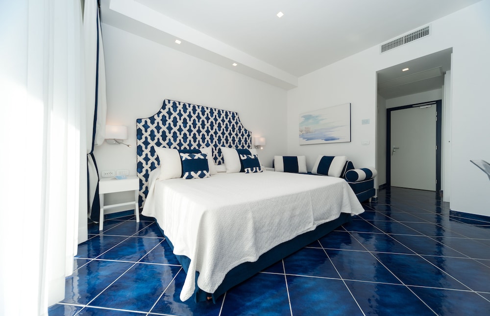Deluxe Triple Room, Balcony, Sea View - Photo 2