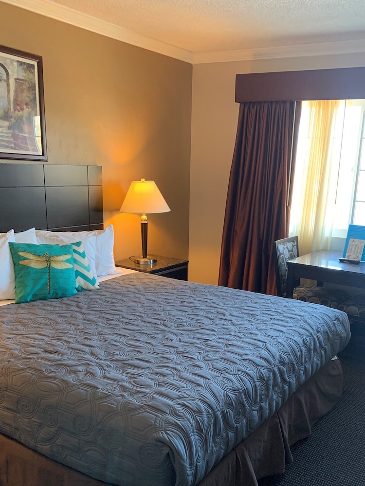 Traditional Room, 1 King Bed, Partial Ocean View photo 2