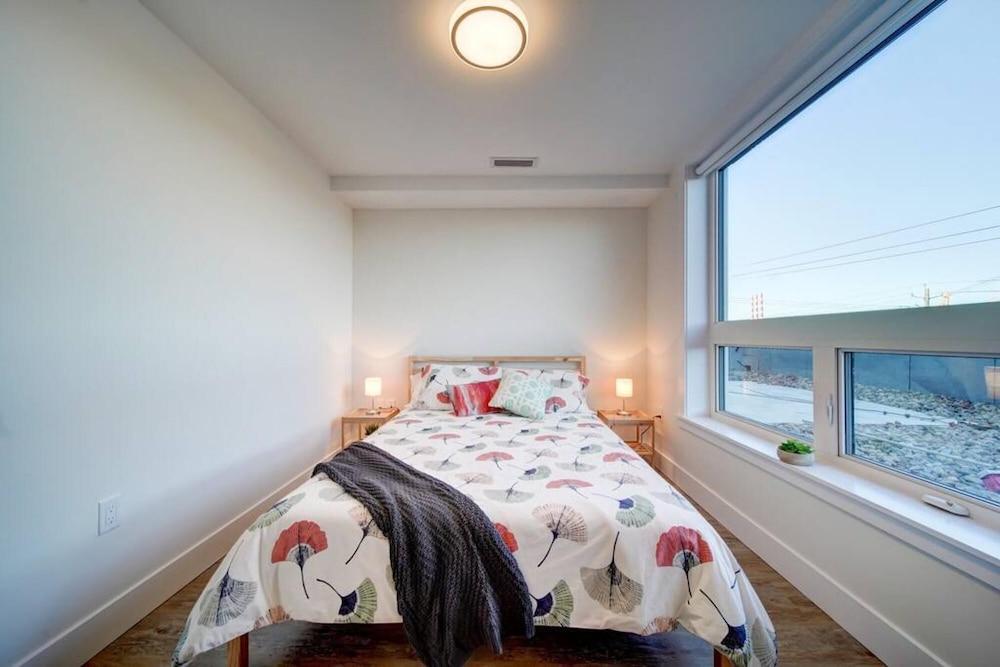 Stylish Modern Condo w Parking Location Coffee, Foto 39