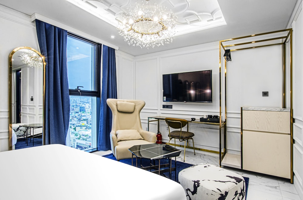 Signature Suite (No Parking) - Photo 2