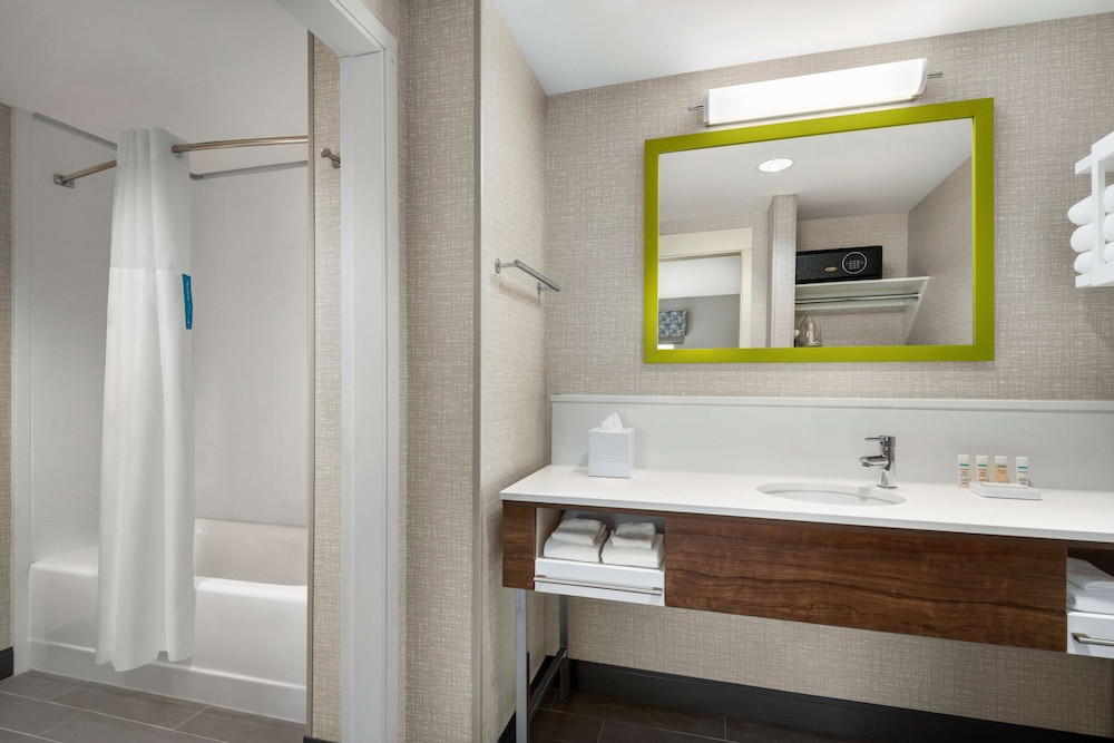Room, 2 Queen Beds, Refrigerator - Photo 4