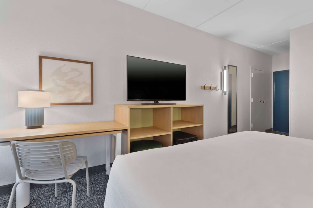 Room, 1 King Bed, Accessible (Hearing) photo 2