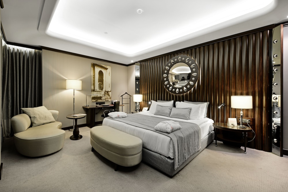Premium Room, 1 King Bed, Corner - Photo 6