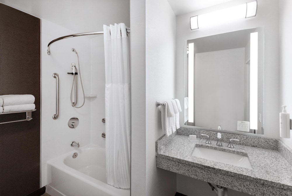 Room, 2 Queen Beds, Accessible, Bathtub - Photo 6
