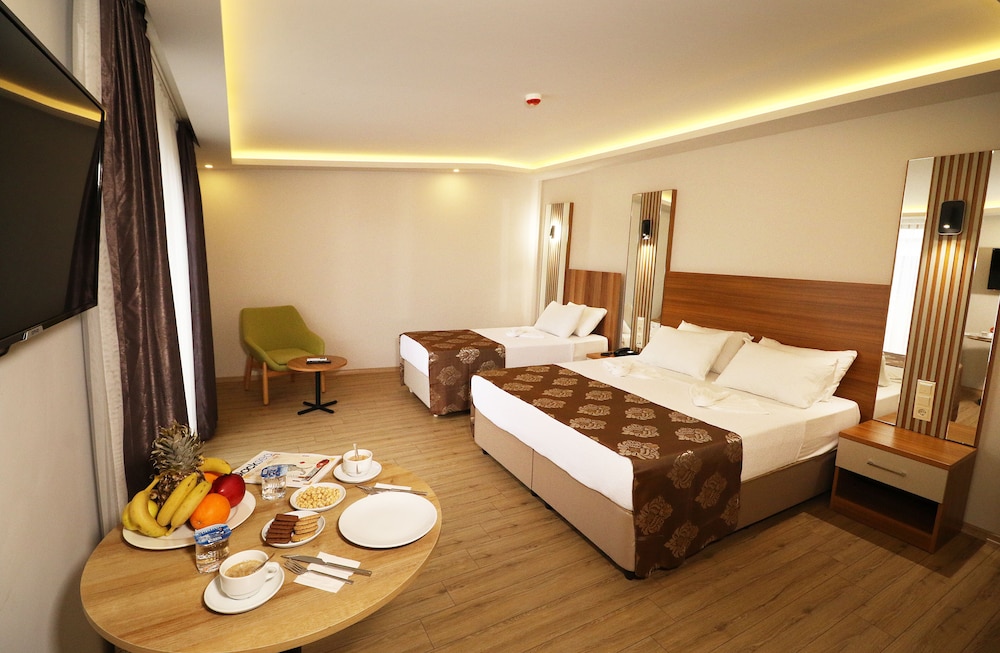 Royal Triple Room photo 1