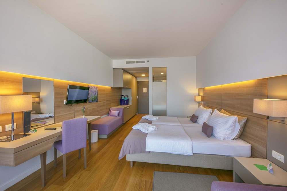 Superior Twin Room with Extra Bed and Balcony - Photo 4