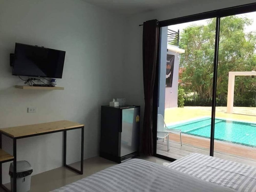 Deluxe Double Room with Pool Access photo 3