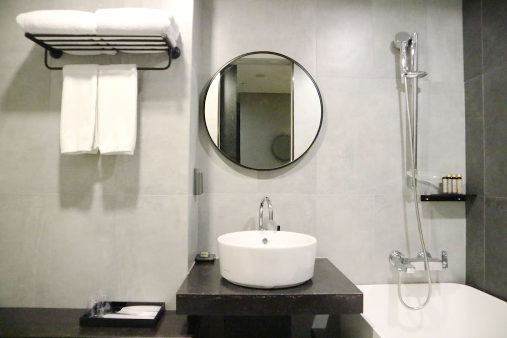 Standard Double Room with Bathtub - Photo 3