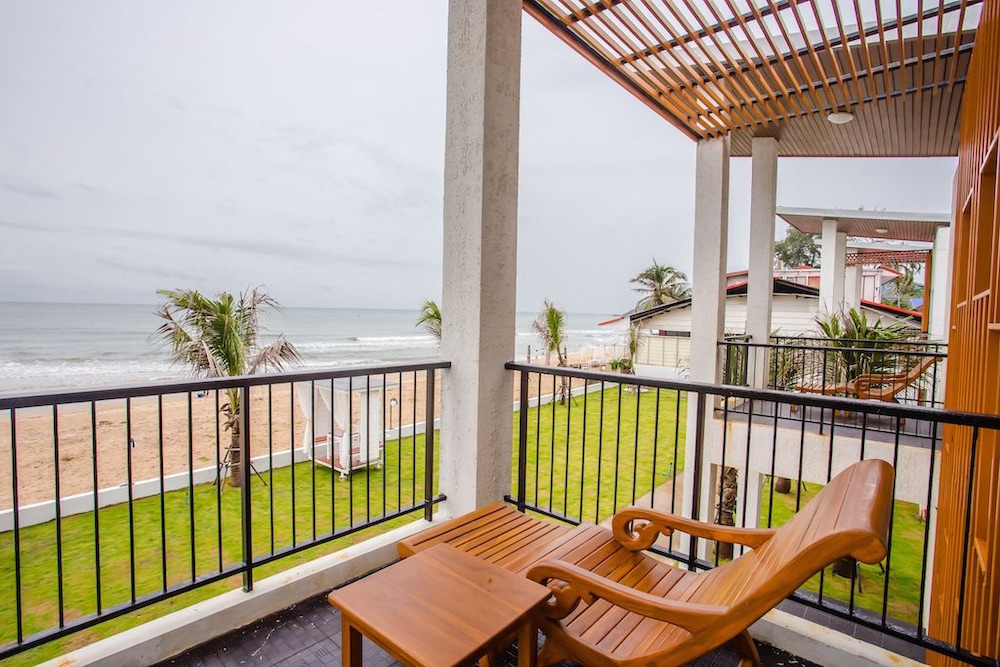 Beachfront Villa photo 3