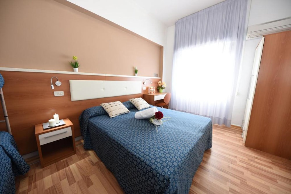 Quadruple Room, Ensuite, Partial Sea View photo 1