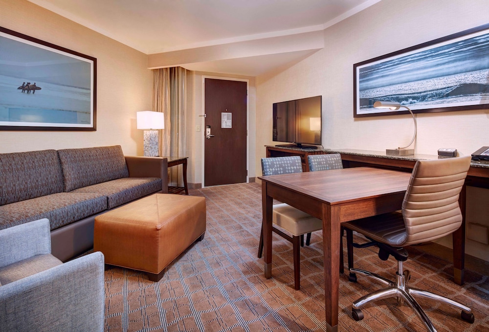 Premium Suite, 1 King Bed with Sofa bed, Corner - Photo 4