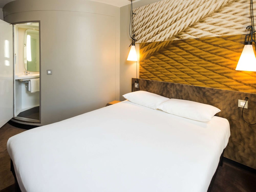Family Room, Multiple Beds - Photo 11