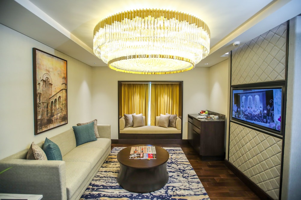 Luxury Suite, 1 King Bed - Photo 1