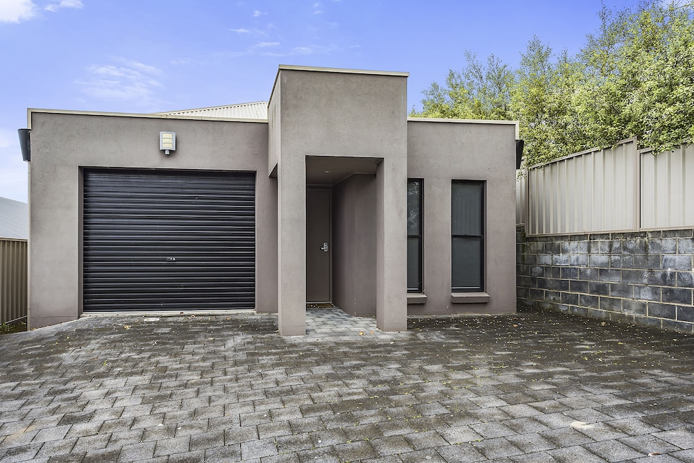 House, 4 Bedrooms, 2 Bathrooms photo 3