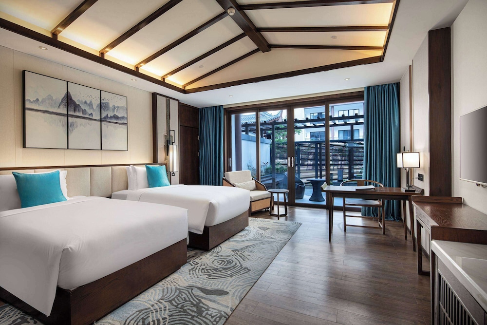 Deluxe Suite, Multiple Beds, Smoking (Family) photo 2