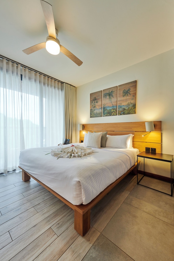 Superior Room, Pool View