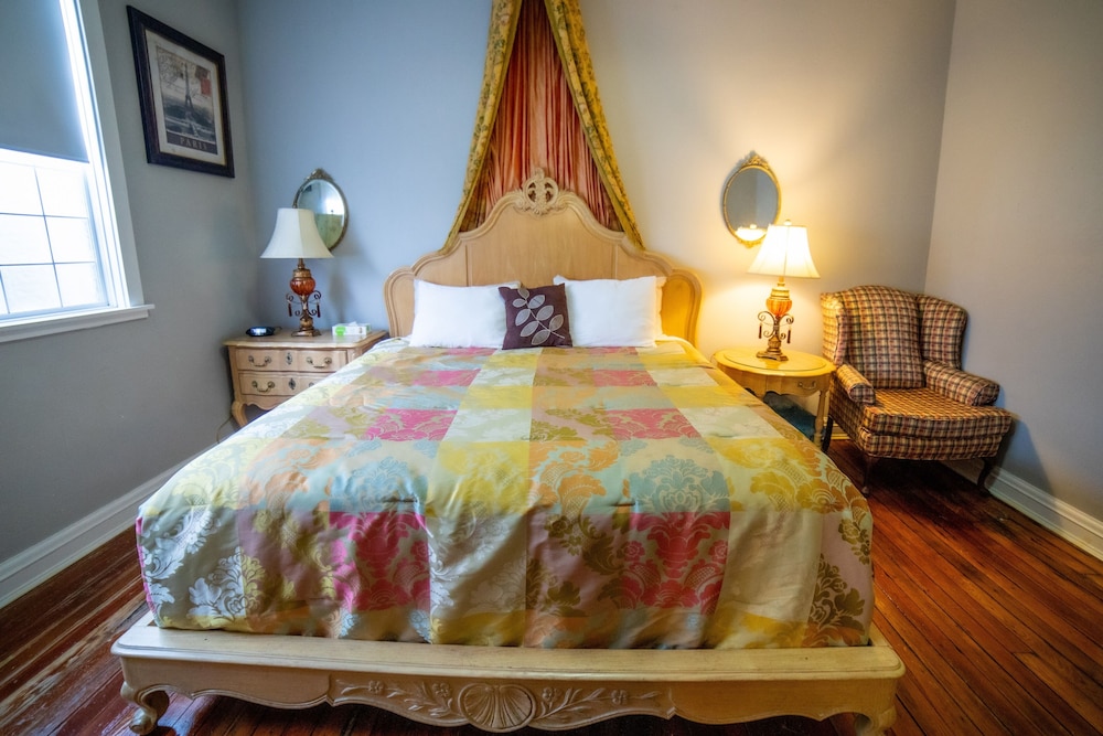 Premium Room, 1 King Bed (Victorian Style) Second floor