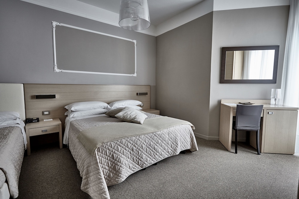 Deluxe Triple Room, Partial Sea View photo 2