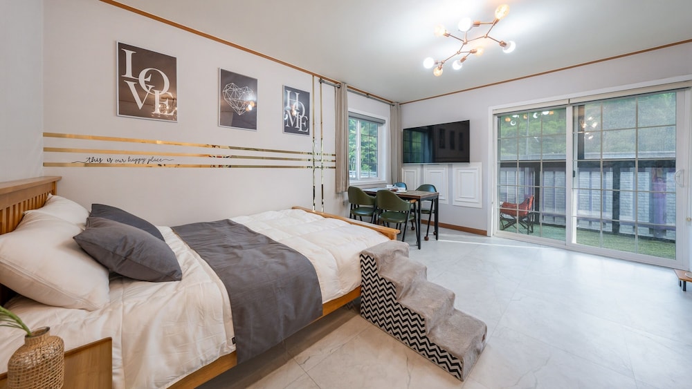 Basic Room, 1 Bedroom (Geranium (2nd Floor/Pet /BBQ))