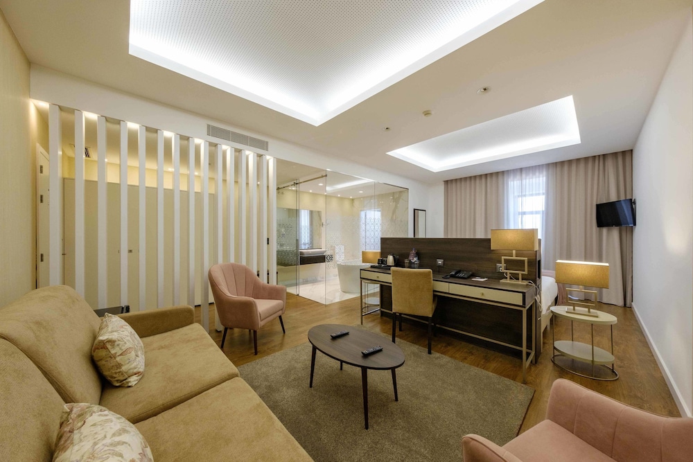Superior Suite - Photo 7