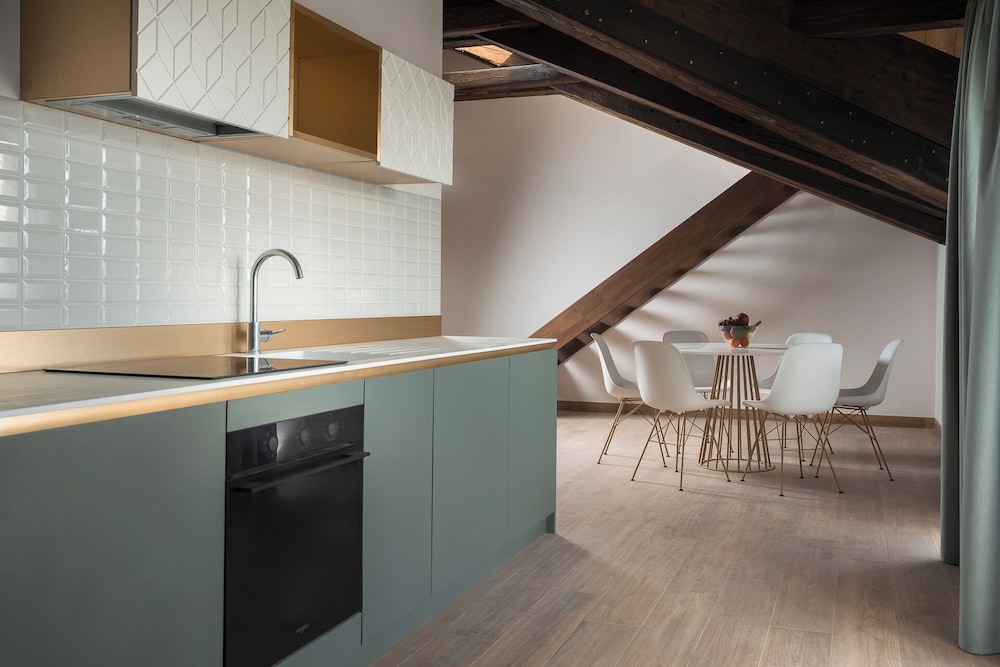 Executive Apartment, City View (D32) photo 3