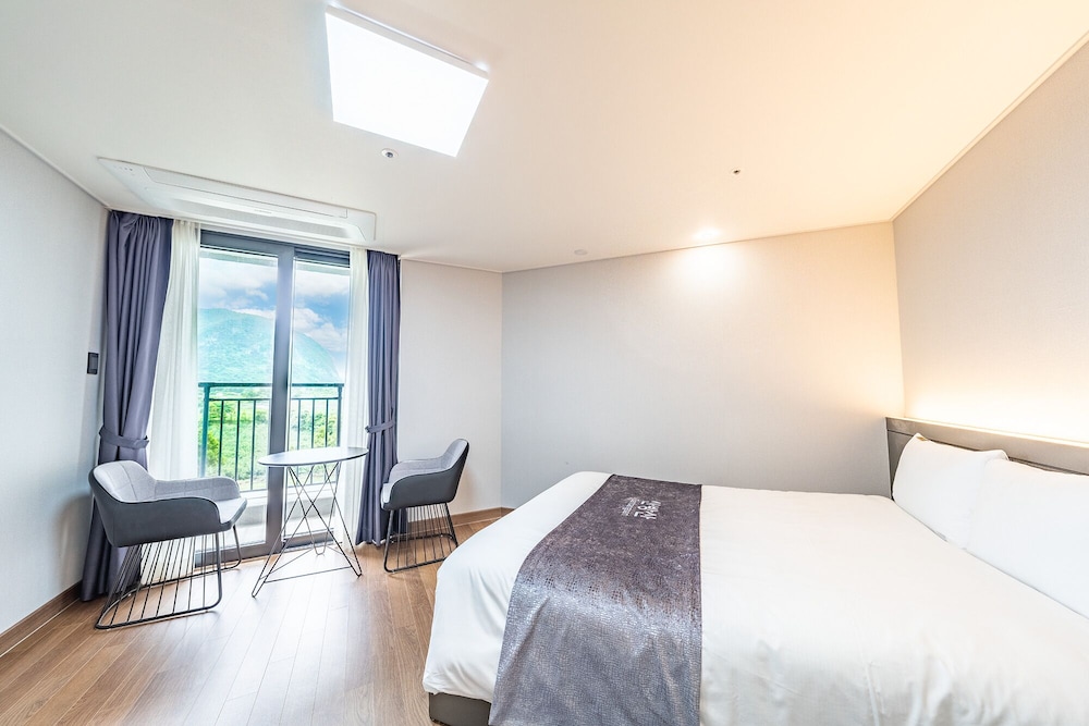 Suite, Corner - Photo 1