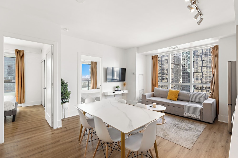 Deluxe Condo, 3 Bedrooms, Balcony, City View