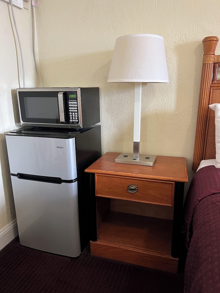 Standard Room, 1 King Bed photo 3