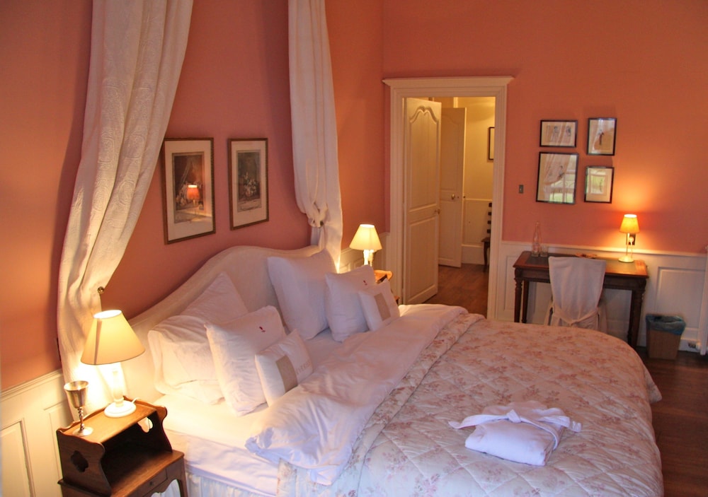 Deluxe Suite, 1 Bedroom, Fireplace, Garden View photo 3