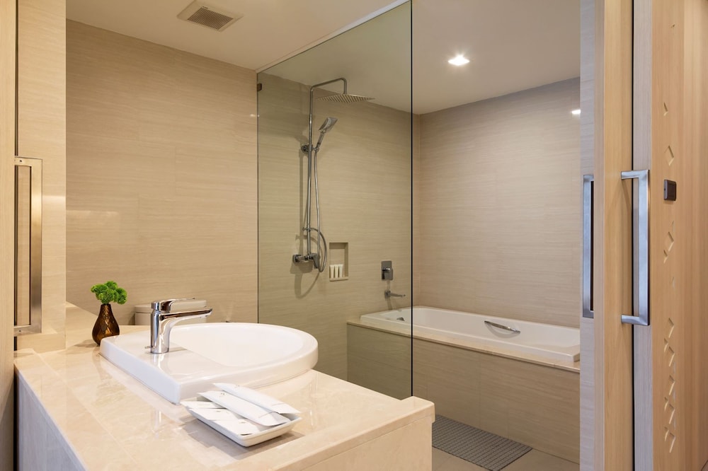 Deluxe Double Room, 1 King Bed, Pool View - Photo 10