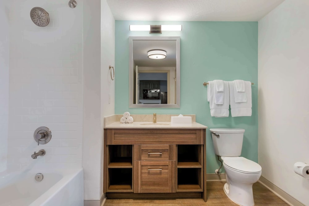 One-Bedroom Suite thumbnail 6