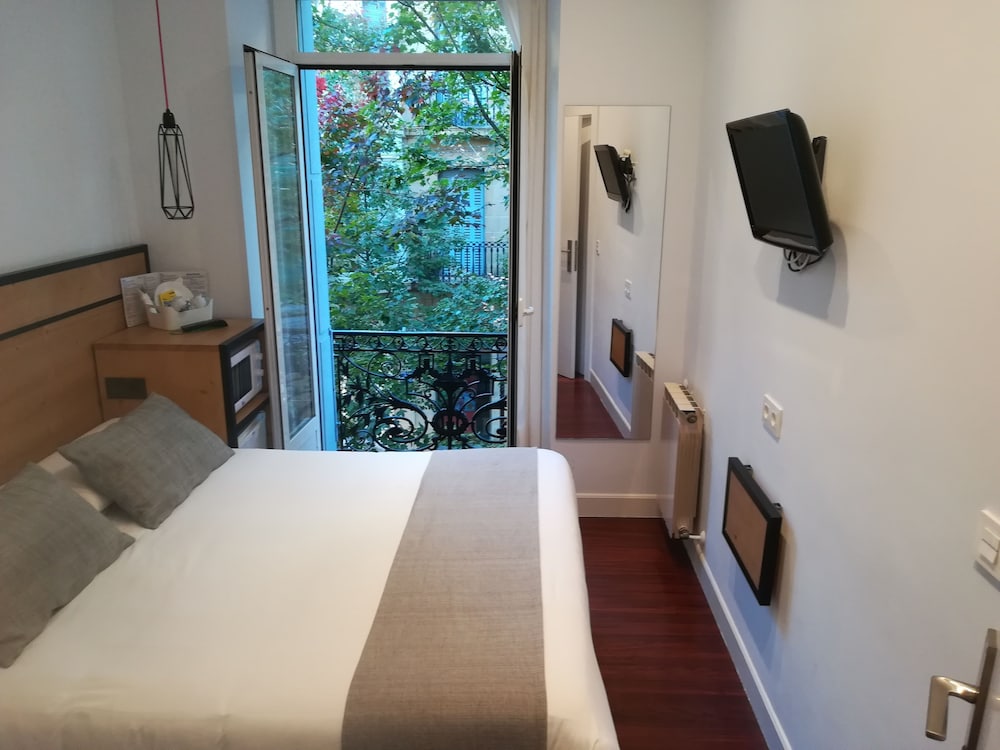 Economy Double Room, Balcony, City View photo 3