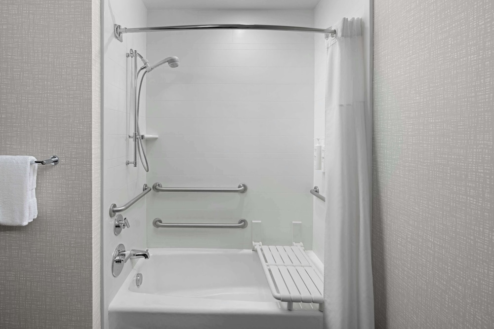 Room, 1 King Bed, Accessible w/Tub Non Smoking - Photo 5