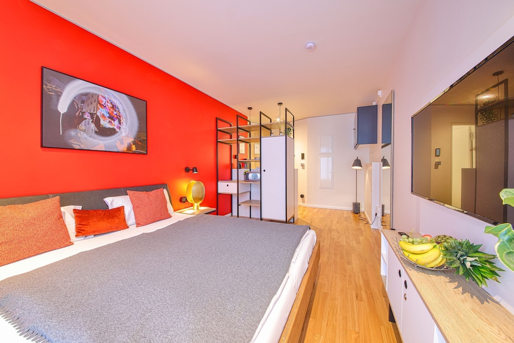 Basic Double Room, 1 King Bed, Non Smoking, City View photo 2