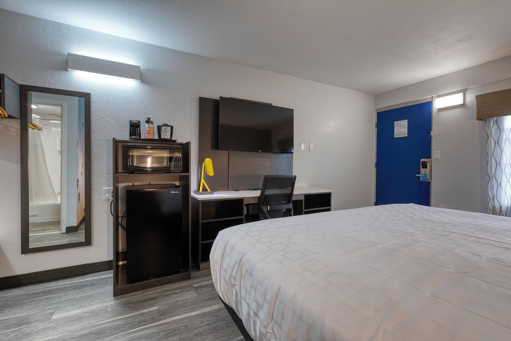 Standard Room, 1 King Bed, Non Smoking - Photo 3