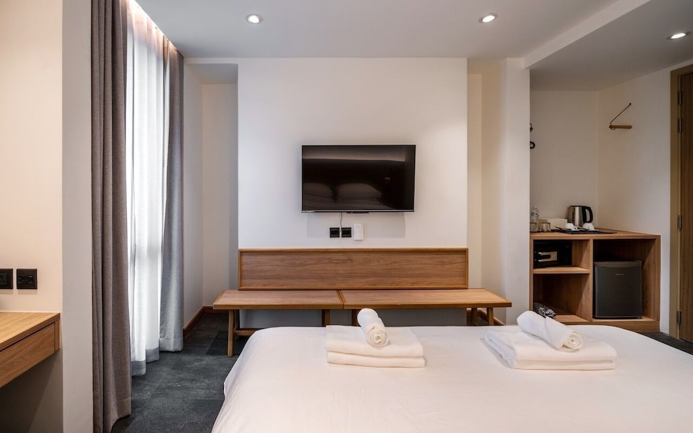 Standard Room, 1 King Bed, Private Bathroom, City View photo 2
