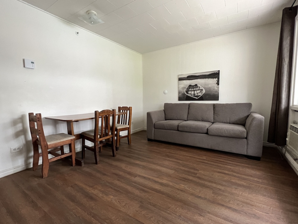 Standard Suite, 1 Bedroom, Kitchen, Courtyard Area (Castledown #19)
