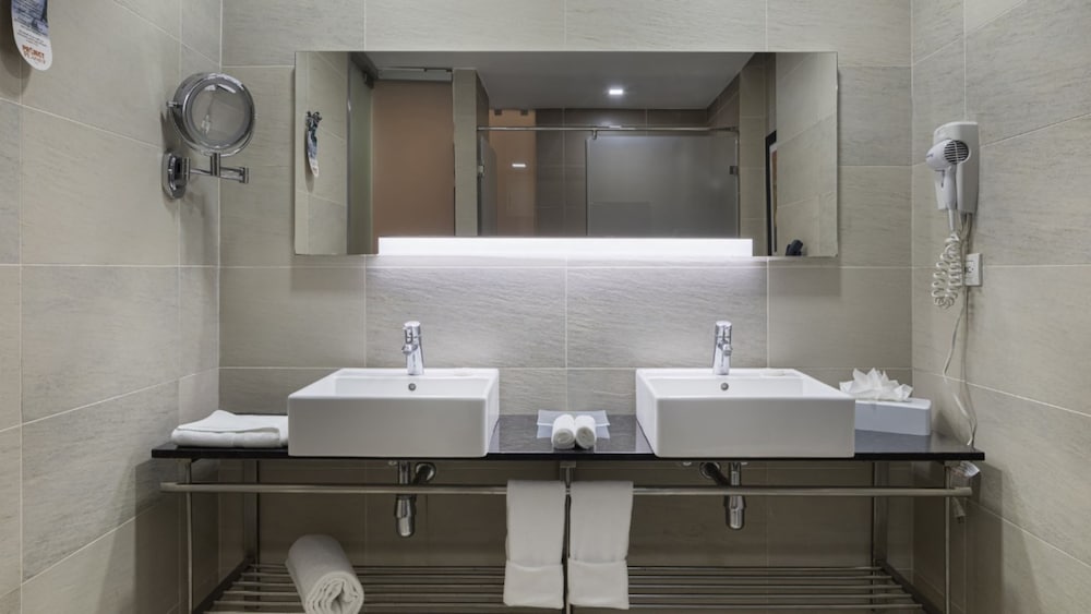 Suite, 2 Double Beds, Club Lounge Access thumbnail 5