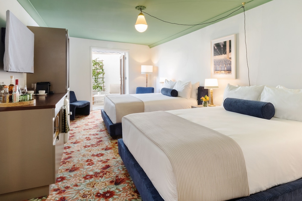Standard Room, 2 Queen Beds, Microwave (Double - 2 Queen Beds) photo 2