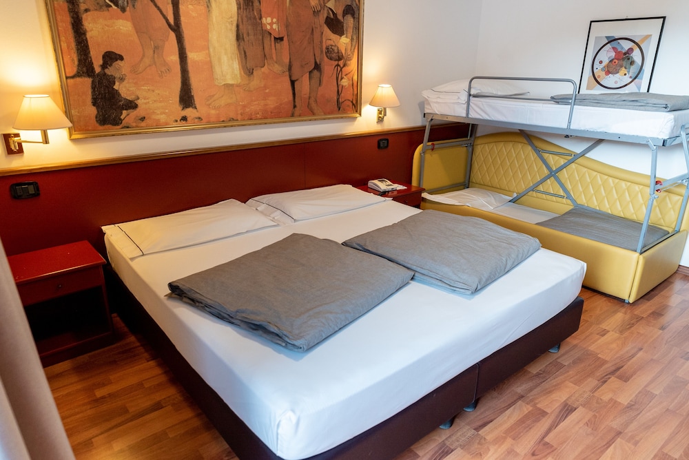 Family Quadruple Room (2 Adults + 2 Children) photo 2