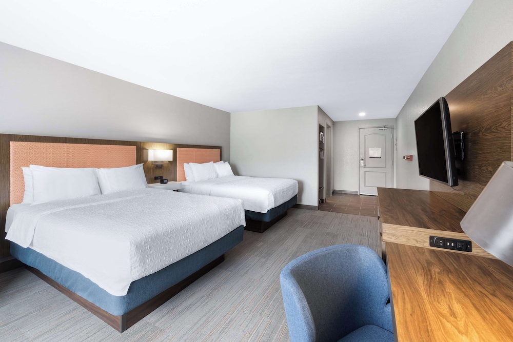 Two Queen Beds, Non-Smoking - Photo 3