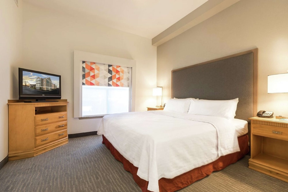 Suite, 1 King Bed, Accessible, City View (Roll-in Shower) - Photo 2