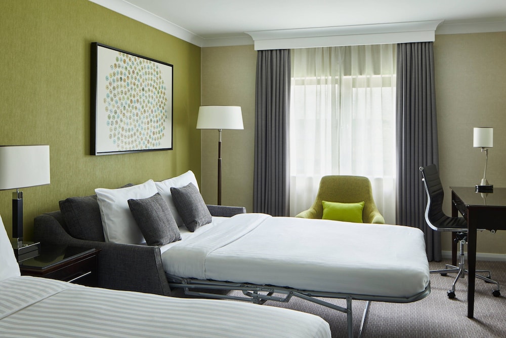 Deluxe Room, 1 King Bed with Sofa bed - Photo 4