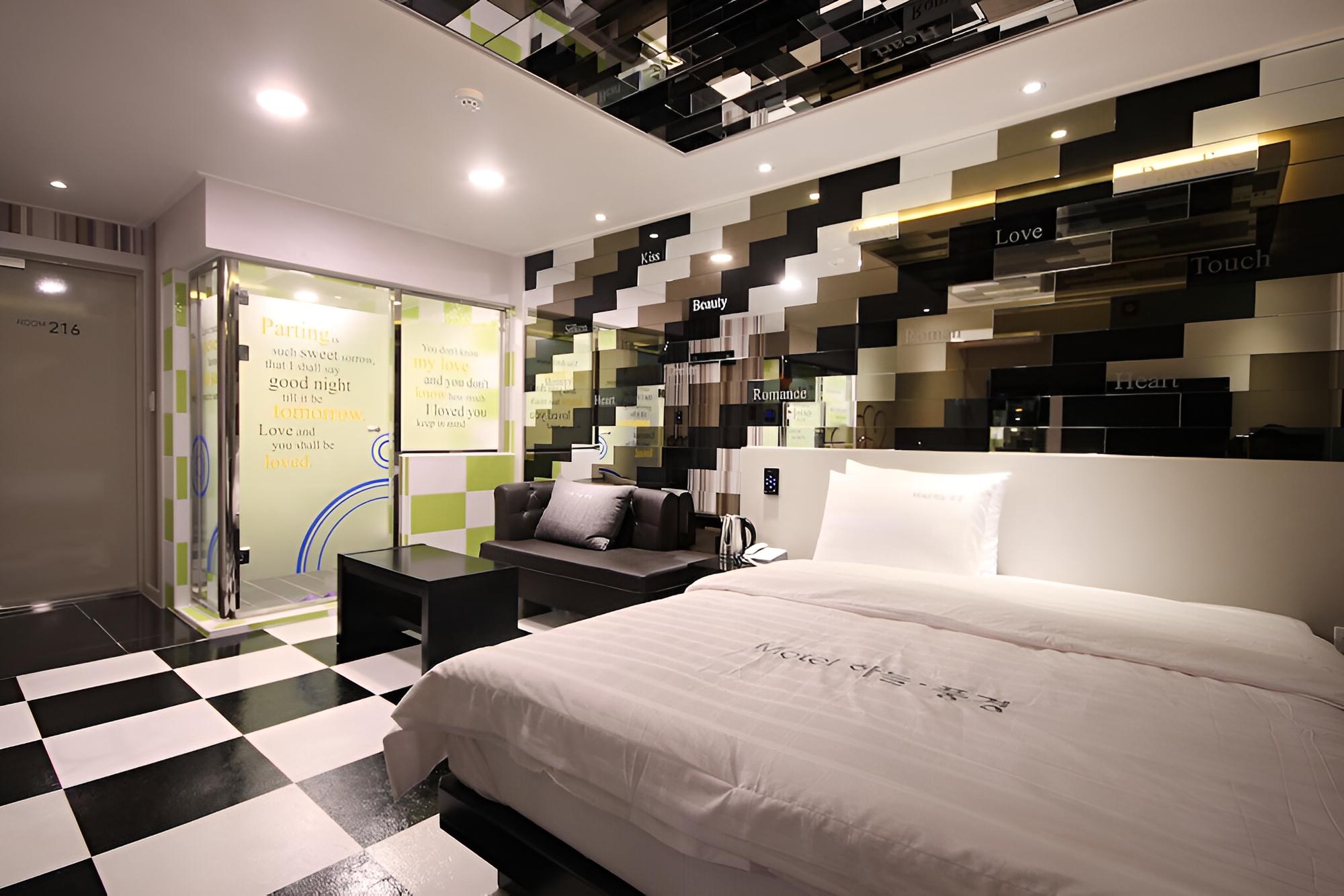 Room (Standard Room) - Photo 24
