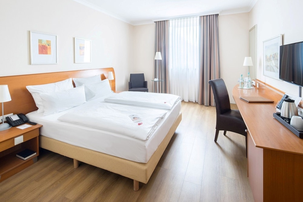 Business Room, 1 Queen Bed, Garden View - Photo 3