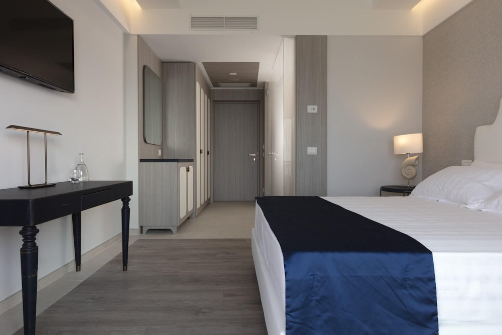 Deluxe Double or Twin Room, Sea View - Photo 2