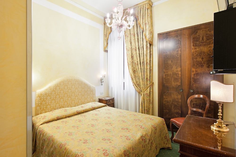 Standard Double or Twin Room photo 1