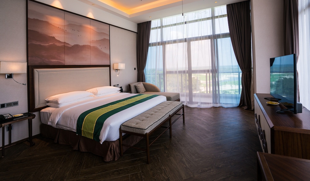 Golf View Deluxe Suite