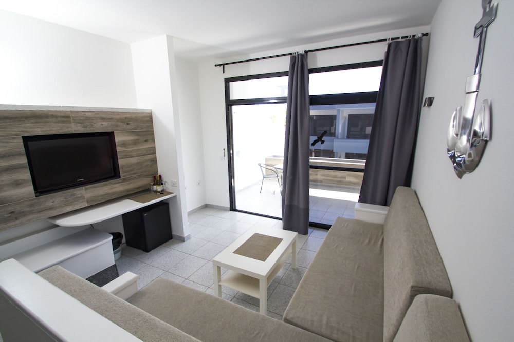 Double Room, Pool View (B) photo 3