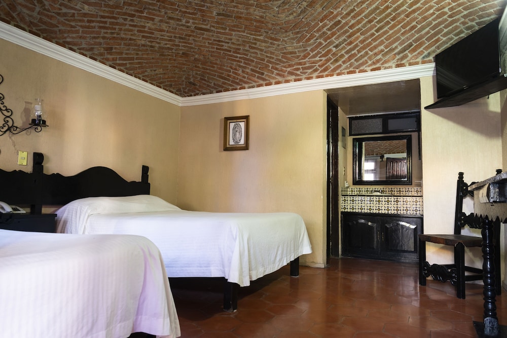 Classic Double Room, 2 Queen Beds photo 3